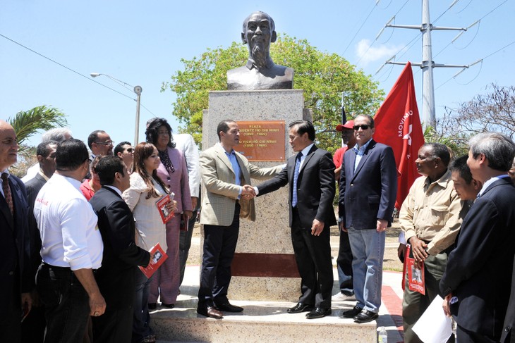 Statue of President Ho Chi Minh inaugurated in Dominican Republic  - ảnh 1